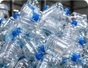 Botellas de plástico PET separadas para recuperación